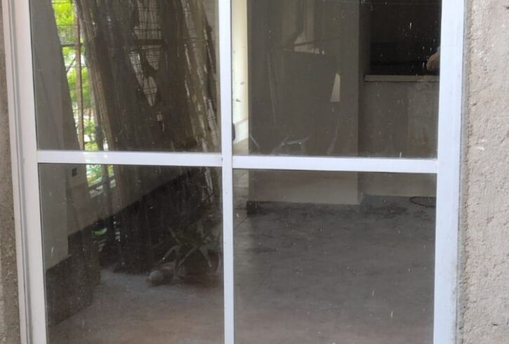 Vista desde el patio aire y luz propio hacia living comedor